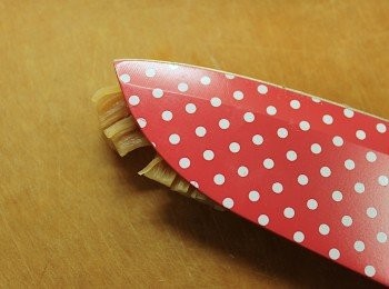 step3: 乾貝待涼後用刀背以壓及拖的方法可以快速把乾貝分成幼絲狀。