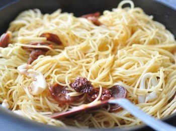 step4: 快手落魷魚及天使麵炒勻，此時可調味。