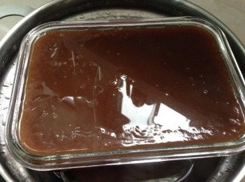 step7: 我沒蒸鍋，用宜家麵條鍋，放三個方形樂扣玻璃盒，一次兩湯勺正好一層兩三毫米厚度的紅棗糕。每次加紅棗糕的材料時候都要攪一攪，以免馬蹄粉沉底。澆上一層蓋蓋子蒸五分鐘，一層一層依次澆上。最好定個計時器。（蒸之前飯盒上抹一點豬油，）