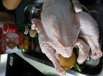 step1: 雞去除內臟,洗淨後先用玫瑰露酒搽勻雞隻全身及肚內,再用鹽焗雞粉搽勻全身及肚內,將薑及蔥放在雞肚內,醃一晚