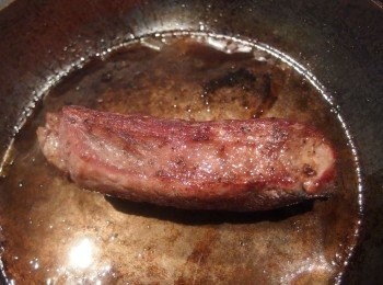 step7: 將煎好的牛排送進烤箱,烤約5分鐘。