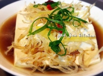 step3: 煮熱少許油，灒於蔥花上。調味料趁煮油的鍋還熱時，關火倒入即能加熱，立即淋於豆腐上即成。