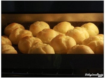 step8: 烤箱溫度：上火／下火：170度C　大約25-35分鐘即可，烤泡芙的時候，不可以打開烤箱的門，不然泡芙會消風哦！ 另外溫度會因各家烤箱不同而有所差別，再請各位自行斟酌