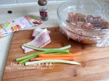 step3: 西芹去掉纖維後切條 , 甘旬去皮切條 , 燒滾水 , 加入少許油 , 鹽拌勻