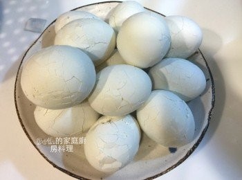step3: 將水煮蛋取出，以湯匙敲出裂痕，以方便入味