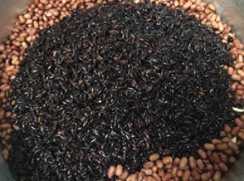 step2: 紅豆、紫米洗淨後分開浸泡一夜。