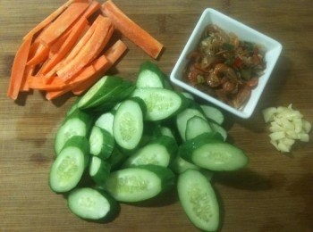 step1: 將小黃瓜切片、紅蘿蔔切片，蒜頭切成蒜末備用。