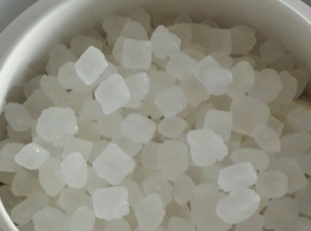 step2: 接著把冰糖放在檸檬上面