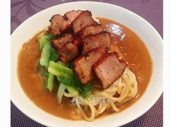 step5: 將麵撈起瀝乾，放入容器中，舀上適量的麻醬，放上青菜，撒點蔥花，喜歡吃肉的就切點叉燒。趁熱拌勻著吃！真的很棒喔～