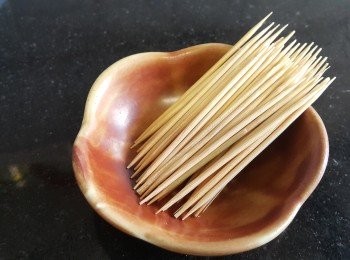 step8: 將牙籤用水浸泡避免烤焗時烤燶