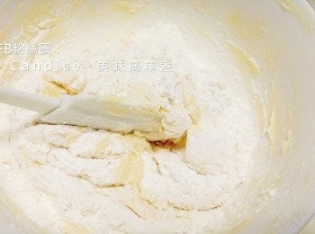 step3: 將麵粉過篩，分次加入，拌勻。