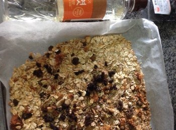 step1: 先將果仁用焗爐烤香後再跟燕麥混合起來平鋪在焗盤上焗脆麥皮取出後拌入自己喜好的乾果(提子乾/紅莓/藍莓等⋯等）