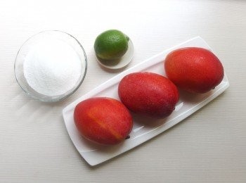 step1: 準備材料。將檸檬榨出汁備用,芒果先去皮再將果肉切成細丁(約1公分大小),我喜歡果醬保有果肉的口感,如喜歡濃稠無顆粒口感 ,可將芒果先用果汁機打成果泥。空瓶身先用熱水汆燙再瀝乾,亦可用烤箱150度c烘烤10分鐘至完全乾燥。瓶蓋用熱水汆燙後擦乾。