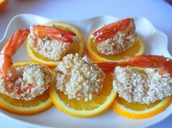 step7: 將炸好的蝦子放在橙片上...