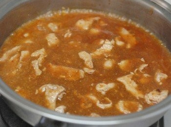 step3: 下所有<span class="group_3">調味料</span>及水，用中火煮沸後，轉小火煮5分鐘