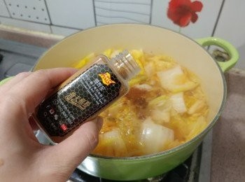 step5: 加入紅甜椒及指天椒粉煮滾（請自行調較辣度）