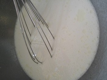 step1: 這個份量整到用8吋×8吋底盆的腸粉約20條, <span class="group_2">甜豉油</span>做法將所有材料混合加熱煮溶冰糖備用。<span class="group_3">甜醬</span>所有材料混合備用,可試味是否自己喜歡的味道,可隨意加減成份。<span class="group_1">粉漿</span>粉需過篩,除熱水和油所有<span class="group_1">粉漿</span>材料一起放在大盆攪勻後,再加熱水攪勻後,再加油攪勻備用。