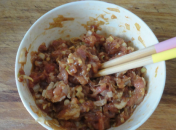 step1: 豬肉和蟹棒切碎，放入白糖，生抽，澱粉，花椒粉攪勻，醃制15分鐘入味