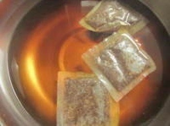 step2: 將3包南非國寶茶- 水蜜桃口味放入滾水600cc中悶3分鐘待香味釋放出來,即將茶包撈起.再加入糖攪拌至溶解