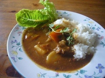 step2: 淋在白飯上，加上太陽蛋，小黃瓜，雞蛋豆腐等剩菜料理又是豐盛的一餐囉