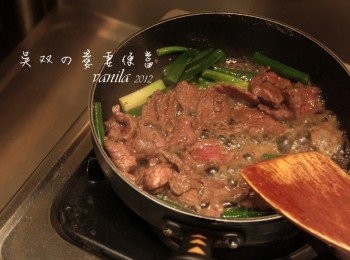 step4: 再把牛肉片放回鍋裡快炒一分鐘