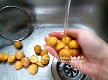 step1: 栗子放入水中蓋上蓋用中火煮5分鐘 , 盛起將栗子趁熱去殼 , 將栗子肉沖洗乾淨