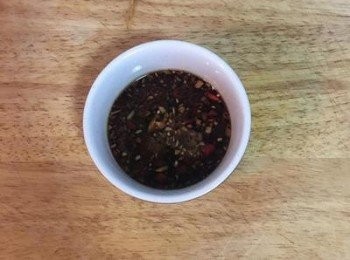 step5: 接著準備糖醋醬：蒜切細末；辣椒去籽切小丁，與醬油、醋、糖、開水、香油混勻試試鹹度用鹽調整。