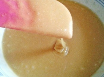 step2: 下中筋麵粉及泡打粉粉，輕力拌勻，不要加入太多空氣。最後加入溶化奶牛油徹底拌勻（奶牛油溶化後要待涼才用）