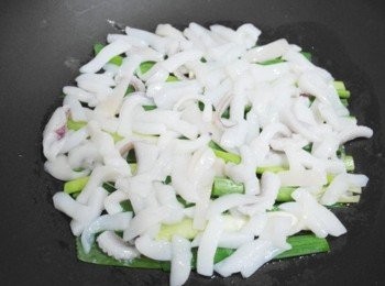 step5: 將切成小丁狀的花汁撒上，也可以用蝦仁或蚵仔唷 ❤