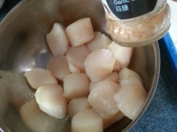 step2: 將帶子灑上蒜鹽醃15分鐘