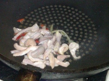 step2: 以一匙熱油將辣椒及豬肚絲爆香翻炒