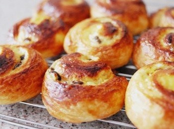 step7: 在麵包表面塗上杏桃果醬（兩湯匙杏桃果醬+1湯匙熱水拌勻），令麵包有光亮的效果