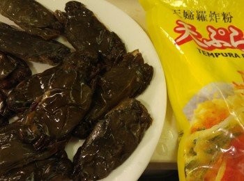 step1: 預熱焗爐或水波爐預設爐温350度,軟殼蟹溶雪後輕壓出水份,將天婦羅炸粉加水攪勻後加油備用。