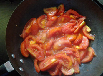 step4: 放入適量的鹽，炒到番茄變軟，然後加入白糖繼續翻炒。