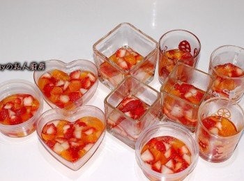 step3: 取2片吉利丁片以冰水泡軟。準備一個小鍋子將清水140cc及細砂糖40g混合煮至沸騰,離火加入泡軟的吉利丁片(用手將泡軟的吉利丁片水份擠乾)攪拌均勻融化,用勺子舀入裝有草莓及柑橘的杯中約1/3~1/2高度(蓋過草莓即可),待涼冷藏至凝固