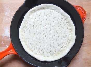 step13: 準備一個鑄鐵平底鍋或大烤盤,將平底鍋抹上一層薄薄的油,再將桿好的麵皮放進,用叉子將麵皮表面戳一些洞。