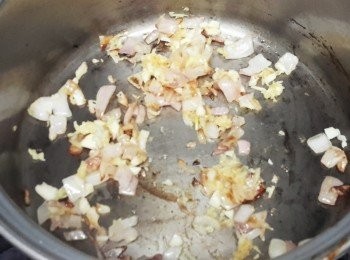 step2: 熱鍋下油，先炒洋蔥數分鐘至軟身