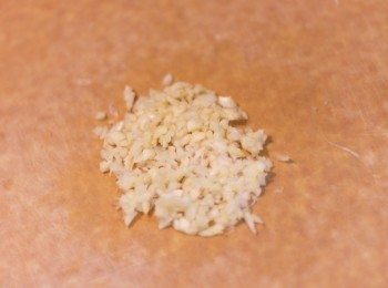 step2: 蛤蜊肉洗淨，蒜頭去皮切碎