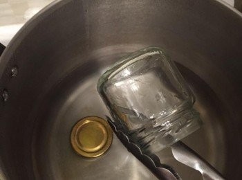 step10: 玻璃瓶用熱水燙洗後晾乾，