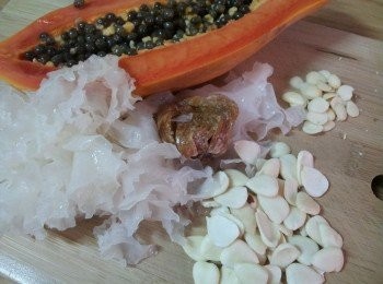 step1: 準備材料 : 木瓜 ( 去皮去籽切塊 ) ; 白木耳 (洗淨浸泡 ) ; 排骨 (汆燙後洗淨 )