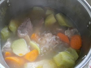 step7: 做法 :

將雞去皮留用做下一餸菜 , 青紅蘿蔔去皮後切件 , 將螺頭切件 , 用黃酒, 薑 2 片, 將腩肉 , 螺頭出水去腥 , 用 3 至 4 湯碗水放入材料 , 大火滾起轉中細火煲 2'1/2 小時 , ( 腩肉在煲 2 小時後取出 , 用少少鹽醃好備用 , 做另一餸菜 ) , 煲好後加少少鹽, 蓋好焗 30 分鐘 , 飲用前再大火滾起 , 完成 .