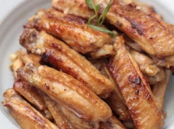 step5: 起鑊，下一碗油，半煎炸至<a href="https://bit.ly/3zHU5V3" target="_blank" data-keyword="雞翼" class="guide-link"><strong>雞翼</strong></a> <span style="display:inline-block;vertical-align:middle;margin-top:-3px;color:initial;border-radius:3px;padding:2px 3px;font-size:12px;line-height:14px;background:#87d300;color:#fff;">即買</span> 熟即成。