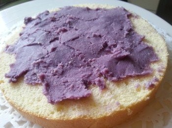 step19: 將其餘紫薯餡抹上蛋糕片上,(如紫薯較硬身可加入少許淡忌廉開浠)