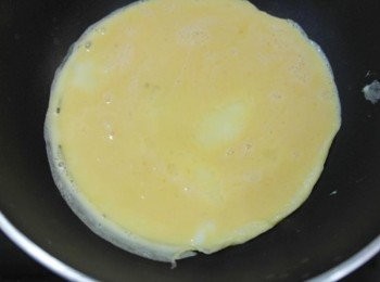 step12: 把蛋液倒入平底鍋中~~~