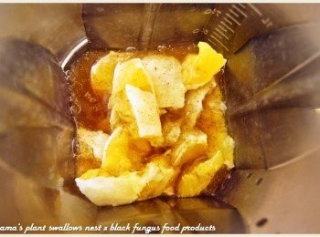 step3: 放入黑木耳養生露與鹽巴，並把所有的材料打均勻。