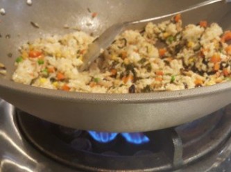 step5: 將湯汁大火煮滾，放入白飯，熄火拌勻收汁即可