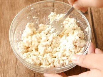 step2: 把豆腐壓碎備用。