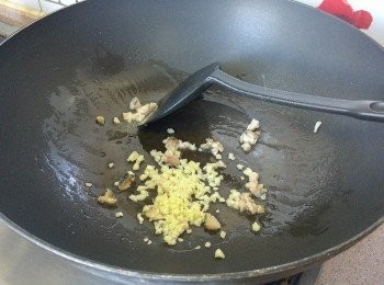 step3: 燒熱1湯匙百得利純正橄欖油橄欖油， 將鹹魚粒炒熟， 再下蒜蓉爆香