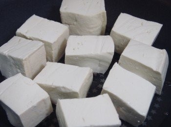 step5: 熱鍋後，將豆腐磚逐一放下鍋，有餡料的一面向下，用細火慢慢煎至金黃色。定型後再將其他幾面都翻轉，繼續煎至金黃色。