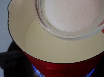 step2: 將寒天加入鮮奶中先拌勻後再放上瓦斯爐中小火煮滾後加入細砂糖拌勻即可(要不斷攪拌避免底部過熱焦掉)